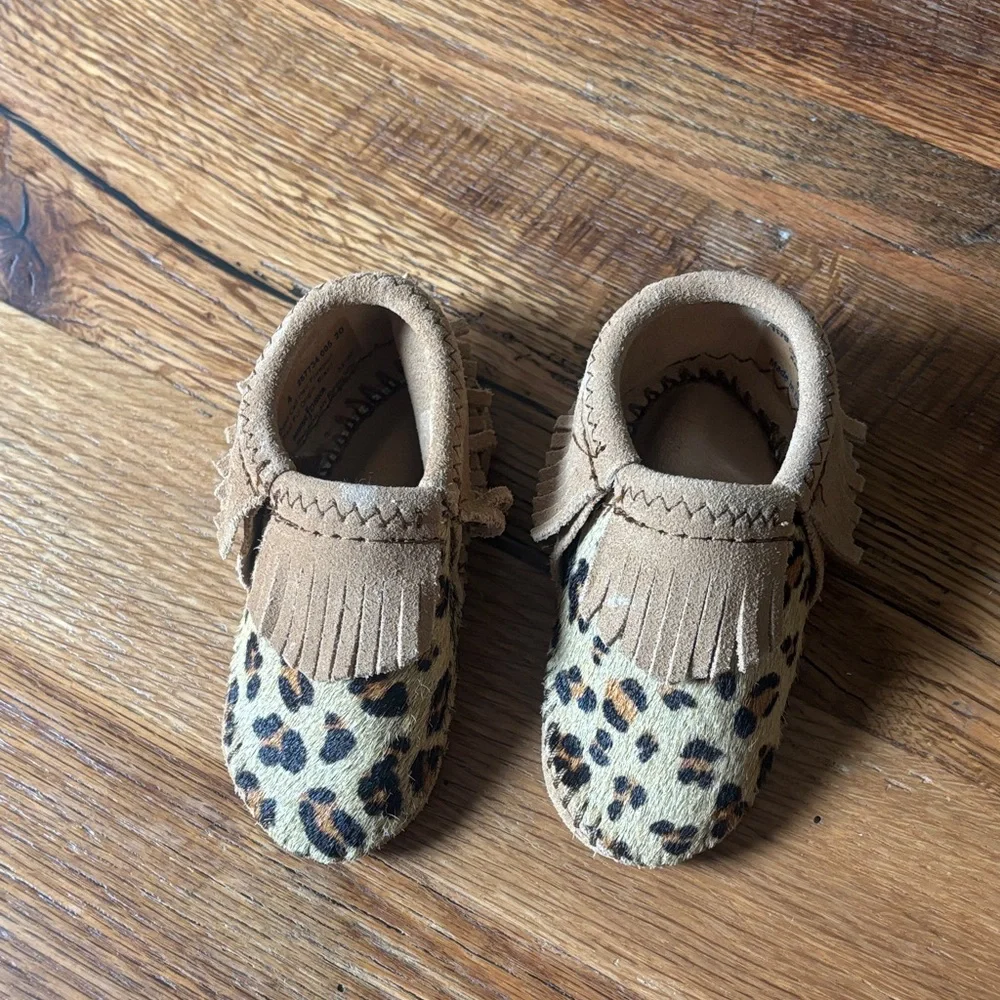Minnetonka Baby/Toddler Leopard Print Fringe Moccasin - Tan size 4